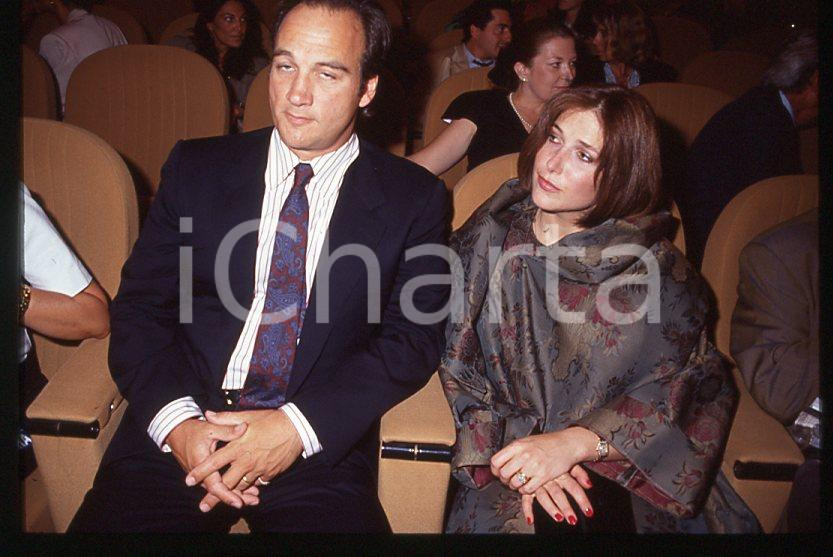 Jim BELUSHI Marjorie BRANSFIELD - Cinema VENEZIA 1990 ca *35mm vintage slide 2 Diapositiva originale, in formato 35 mm.Per i diritti rivolgersi a ICharta.E' severamente vietata la riproduzione. Tutti i diritti sono riservati.ICharta mette in vendita, sul negozio eBay e in esclusiva sul sito "icharta" il proprio archivio composto da numerose diapositive e negativi fotografici d'epoca, tutti originali e autentici, che attraversano la storia del costume tra la fine degli anni Sessanta e Novanta.Si tratta di uno sguardo inedito sull'attualità, la politica, la vita quotidiana, il gossip e la cultura, che fotografa il cambiamento della nazione in quest'ultimo scorcio del XX secolo. Un'occasione unica per il mercato del collezionismo, che vede finalmente disponibile un archivio eccezionale per vastità, tematiche e condizioni, in un settore (il negativo fotografico e la diapositiva) di assoluta novità e dalle interessanti prospettive di investimento.  GOOD/buono   originale e autentica 1
