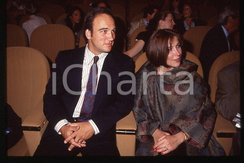 Jim BELUSHI Marjorie BRANSFIELD - Cinema VENEZIA 1990 ca *35mm vintage slide 1 Diapositiva originale, in formato 35 mm.Per i diritti rivolgersi a ICharta.E' severamente vietata la riproduzione. Tutti i diritti sono riservati.ICharta mette in vendita, sul negozio eBay e in esclusiva sul sito "icharta" il proprio archivio composto da numerose diapositive e negativi fotografici d'epoca, tutti originali e autentici, che attraversano la storia del costume tra la fine degli anni Sessanta e Novanta.Si tratta di uno sguardo inedito sull'attualità, la politica, la vita quotidiana, il gossip e la cultura, che fotografa il cambiamento della nazione in quest'ultimo scorcio del XX secolo. Un'occasione unica per il mercato del collezionismo, che vede finalmente disponibile un archivio eccezionale per vastità, tematiche e condizioni, in un settore (il negativo fotografico e la diapositiva) di assoluta novità e dalle interessanti prospettive di investimento.  GOOD/buono   originale e autentica 1