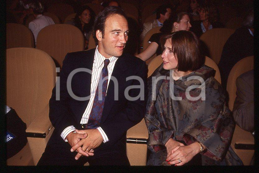 Jim BELUSHI Marjorie BRANSFIELD - Cinema VENEZIA 1990 ca *35mm vintage slide 4 Diapositiva originale, in formato 35 mm.Per i diritti rivolgersi a ICharta.E' severamente vietata la riproduzione. Tutti i diritti sono riservati.ICharta mette in vendita, sul negozio eBay e in esclusiva sul sito "icharta" il proprio archivio composto da numerose diapositive e negativi fotografici d'epoca, tutti originali e autentici, che attraversano la storia del costume tra la fine degli anni Sessanta e Novanta.Si tratta di uno sguardo inedito sull'attualità, la politica, la vita quotidiana, il gossip e la cultura, che fotografa il cambiamento della nazione in quest'ultimo scorcio del XX secolo. Un'occasione unica per il mercato del collezionismo, che vede finalmente disponibile un archivio eccezionale per vastità, tematiche e condizioni, in un settore (il negativo fotografico e la diapositiva) di assoluta novità e dalle interessanti prospettive di investimento.  GOOD/buono   originale e autentica 1