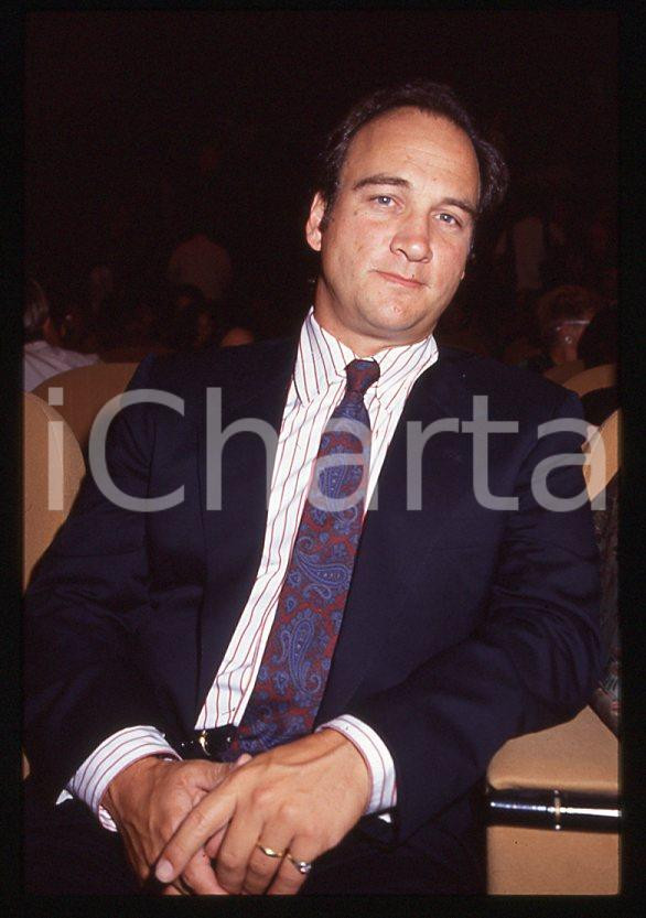 Jim BELUSHI - Mostra del Cinema VENEZIA 1990 ca *35mm vintage slide 3 Diapositiva originale, in formato 35 mm.Per i diritti rivolgersi a ICharta.E' severamente vietata la riproduzione. Tutti i diritti sono riservati.ICharta mette in vendita, sul negozio eBay e in esclusiva sul sito "icharta" il proprio archivio composto da numerose diapositive e negativi fotografici d'epoca, tutti originali e autentici, che attraversano la storia del costume tra la fine degli anni Sessanta e Novanta.Si tratta di uno sguardo inedito sull'attualità, la politica, la vita quotidiana, il gossip e la cultura, che fotografa il cambiamento della nazione in quest'ultimo scorcio del XX secolo. Un'occasione unica per il mercato del collezionismo, che vede finalmente disponibile un archivio eccezionale per vastità, tematiche e condizioni, in un settore (il negativo fotografico e la diapositiva) di assoluta novità e dalle interessanti prospettive di investimento.  GOOD/buono   originale e autentica 1
