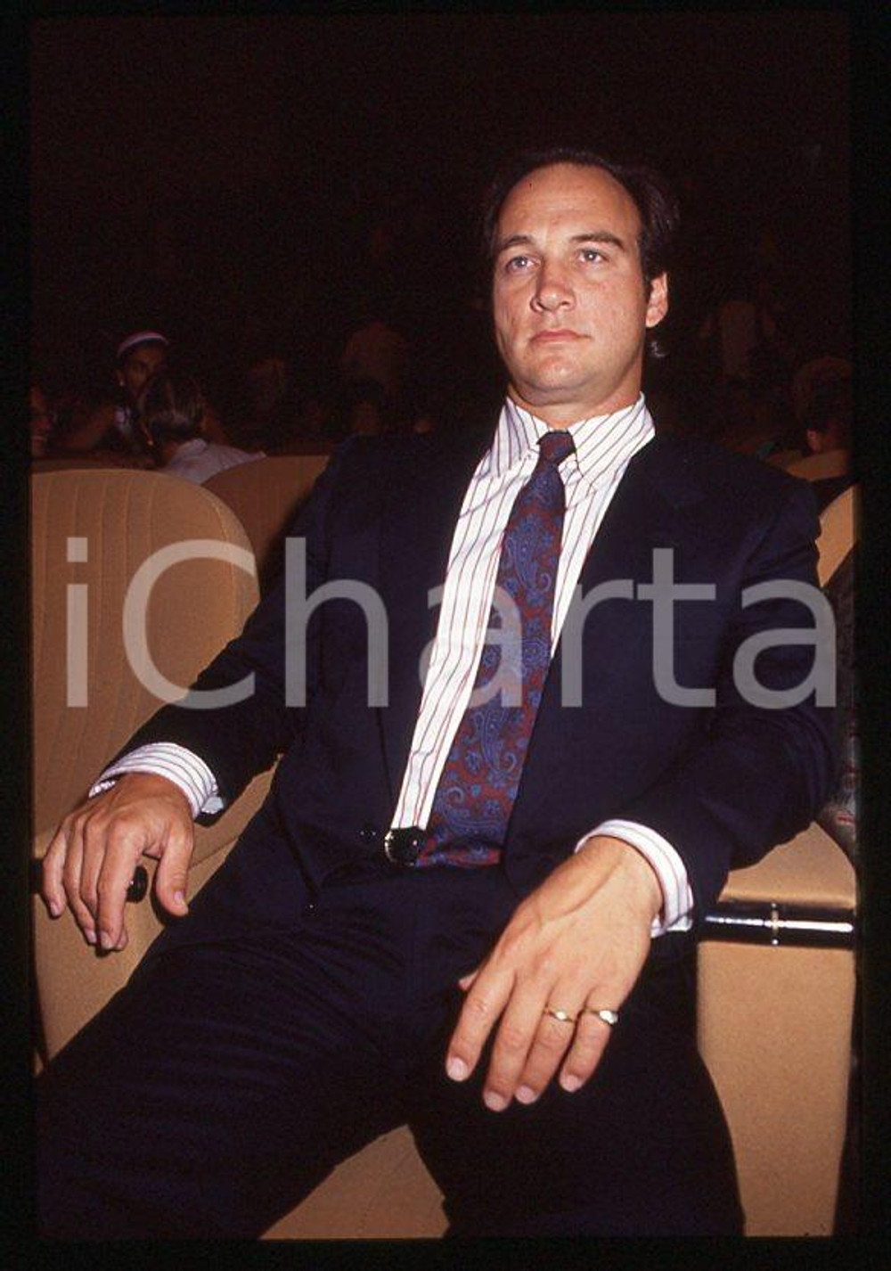 Jim BELUSHI - Mostra del Cinema VENEZIA 1990 ca *35mm vintage slide 2 Diapositiva originale, in formato 35 mm.Per i diritti rivolgersi a ICharta.E' severamente vietata la riproduzione. Tutti i diritti sono riservati.ICharta mette in vendita, sul negozio eBay e in esclusiva sul sito "icharta" il proprio archivio composto da numerose diapositive e negativi fotografici d'epoca, tutti originali e autentici, che attraversano la storia del costume tra la fine degli anni Sessanta e Novanta.Si tratta di uno sguardo inedito sull'attualità, la politica, la vita quotidiana, il gossip e la cultura, che fotografa il cambiamento della nazione in quest'ultimo scorcio del XX secolo. Un'occasione unica per il mercato del collezionismo, che vede finalmente disponibile un archivio eccezionale per vastità, tematiche e condizioni, in un settore (il negativo fotografico e la diapositiva) di assoluta novità e dalle interessanti prospettive di investimento.  GOOD/buono   originale e autentica 1