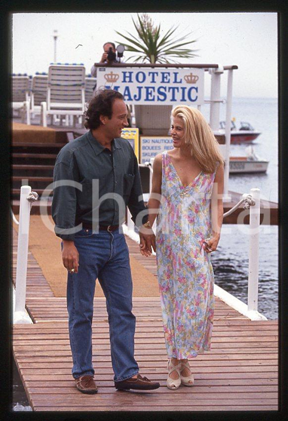 Jim BELUSHI Linda HAMILTON - Festival di CANNES 1994 *35mm vintage slide 1 Diapositiva originale, in formato 35 mm.Per i diritti rivolgersi a ICharta.E' severamente vietata la riproduzione. Tutti i diritti sono riservati.ICharta mette in vendita, sul negozio eBay e in esclusiva sul sito "icharta" il proprio archivio composto da numerose diapositive e negativi fotografici d'epoca, tutti originali e autentici, che attraversano la storia del costume tra la fine degli anni Sessanta e Novanta.Si tratta di uno sguardo inedito sull'attualità, la politica, la vita quotidiana, il gossip e la cultura, che fotografa il cambiamento della nazione in quest'ultimo scorcio del XX secolo. Un'occasione unica per il mercato del collezionismo, che vede finalmente disponibile un archivio eccezionale per vastità, tematiche e condizioni, in un settore (il negativo fotografico e la diapositiva) di assoluta novità e dalle interessanti prospettive di investimento.  GOOD/buono   originale e autentica 1