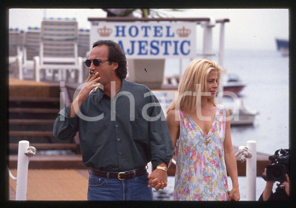 Jim BELUSHI Linda HAMILTON - Festival di CANNES 1994 *35mm vintage slide 3 Diapositiva originale, in formato 35 mm.Per i diritti rivolgersi a ICharta.E' severamente vietata la riproduzione. Tutti i diritti sono riservati.ICharta mette in vendita, sul negozio eBay e in esclusiva sul sito "icharta" il proprio archivio composto da numerose diapositive e negativi fotografici d'epoca, tutti originali e autentici, che attraversano la storia del costume tra la fine degli anni Sessanta e Novanta.Si tratta di uno sguardo inedito sull'attualità, la politica, la vita quotidiana, il gossip e la cultura, che fotografa il cambiamento della nazione in quest'ultimo scorcio del XX secolo. Un'occasione unica per il mercato del collezionismo, che vede finalmente disponibile un archivio eccezionale per vastità, tematiche e condizioni, in un settore (il negativo fotografico e la diapositiva) di assoluta novità e dalle interessanti prospettive di investimento.  GOOD/buono   originale e autentica 1