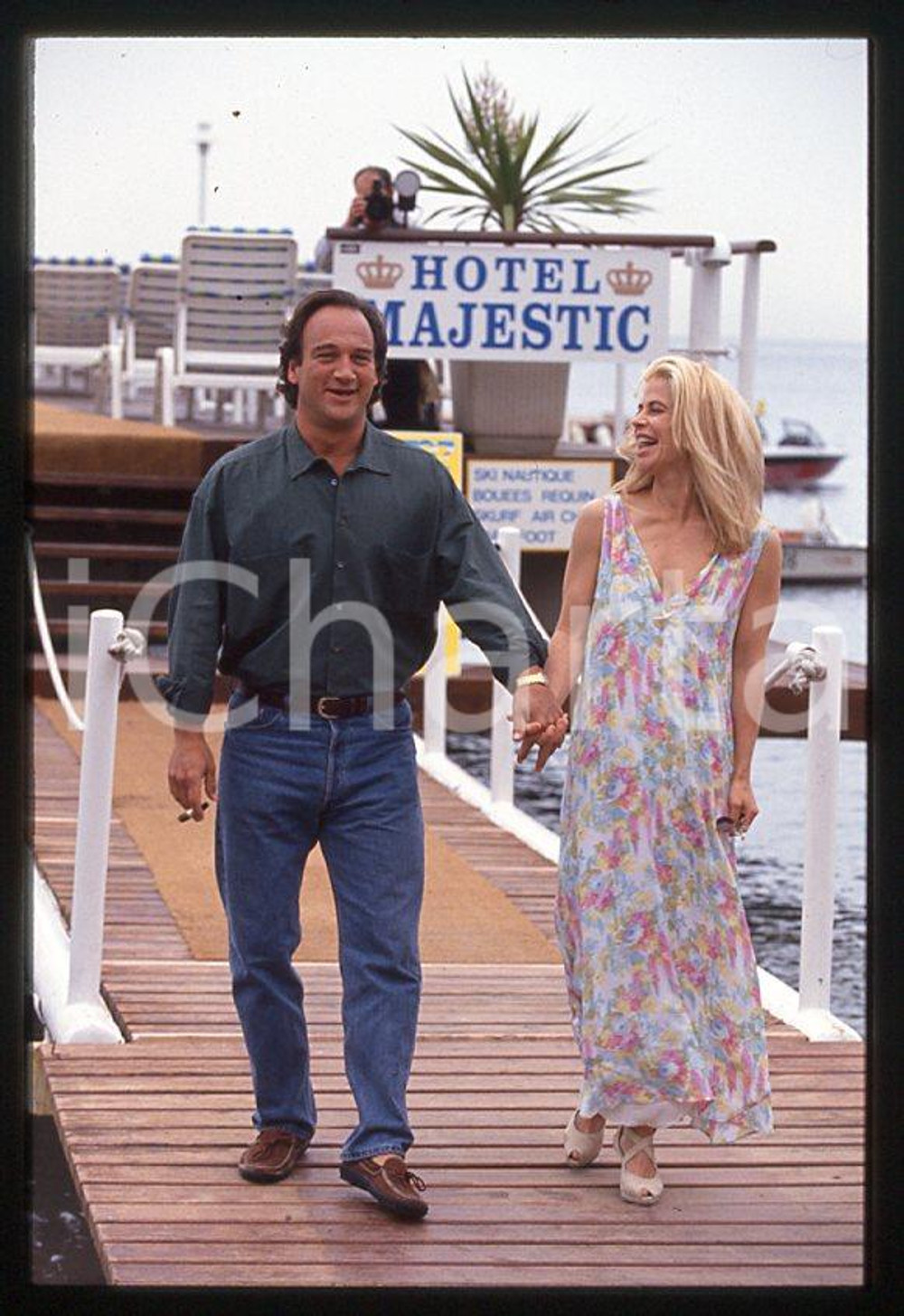 Jim BELUSHI Linda HAMILTON - Festival di CANNES 1994 *35mm vintage slide 2 Diapositiva originale, in formato 35 mm.Per i diritti rivolgersi a ICharta.E' severamente vietata la riproduzione. Tutti i diritti sono riservati.ICharta mette in vendita, sul negozio eBay e in esclusiva sul sito "icharta" il proprio archivio composto da numerose diapositive e negativi fotografici d'epoca, tutti originali e autentici, che attraversano la storia del costume tra la fine degli anni Sessanta e Novanta.Si tratta di uno sguardo inedito sull'attualità, la politica, la vita quotidiana, il gossip e la cultura, che fotografa il cambiamento della nazione in quest'ultimo scorcio del XX secolo. Un'occasione unica per il mercato del collezionismo, che vede finalmente disponibile un archivio eccezionale per vastità, tematiche e condizioni, in un settore (il negativo fotografico e la diapositiva) di assoluta novità e dalle interessanti prospettive di investimento.  GOOD/buono   originale e autentica 1