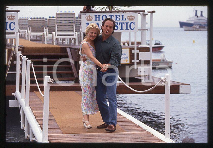 Jim BELUSHI Linda HAMILTON - Festival di CANNES 1994 *35mm vintage slide 4 Diapositiva originale, in formato 35 mm.Per i diritti rivolgersi a ICharta.E' severamente vietata la riproduzione. Tutti i diritti sono riservati.ICharta mette in vendita, sul negozio eBay e in esclusiva sul sito "icharta" il proprio archivio composto da numerose diapositive e negativi fotografici d'epoca, tutti originali e autentici, che attraversano la storia del costume tra la fine degli anni Sessanta e Novanta.Si tratta di uno sguardo inedito sull'attualità, la politica, la vita quotidiana, il gossip e la cultura, che fotografa il cambiamento della nazione in quest'ultimo scorcio del XX secolo. Un'occasione unica per il mercato del collezionismo, che vede finalmente disponibile un archivio eccezionale per vastità, tematiche e condizioni, in un settore (il negativo fotografico e la diapositiva) di assoluta novità e dalle interessanti prospettive di investimento.  GOOD/buono   originale e autentica 1