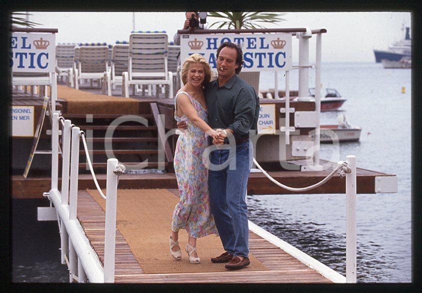 Jim BELUSHI Linda HAMILTON - Festival di CANNES 1994 *35mm vintage slide 5 Diapositiva originale, in formato 35 mm.Per i diritti rivolgersi a ICharta.E' severamente vietata la riproduzione. Tutti i diritti sono riservati.ICharta mette in vendita, sul negozio eBay e in esclusiva sul sito "icharta" il proprio archivio composto da numerose diapositive e negativi fotografici d'epoca, tutti originali e autentici, che attraversano la storia del costume tra la fine degli anni Sessanta e Novanta.Si tratta di uno sguardo inedito sull'attualità, la politica, la vita quotidiana, il gossip e la cultura, che fotografa il cambiamento della nazione in quest'ultimo scorcio del XX secolo. Un'occasione unica per il mercato del collezionismo, che vede finalmente disponibile un archivio eccezionale per vastità, tematiche e condizioni, in un settore (il negativo fotografico e la diapositiva) di assoluta novità e dalle interessanti prospettive di investimento.  GOOD/buono   originale e autentica 1