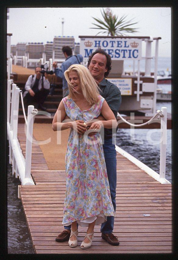 Jim BELUSHI Linda HAMILTON - Festival di CANNES 1994 *35mm vintage slide 6 Diapositiva originale, in formato 35 mm.Per i diritti rivolgersi a ICharta.E' severamente vietata la riproduzione. Tutti i diritti sono riservati.ICharta mette in vendita, sul negozio eBay e in esclusiva sul sito "icharta" il proprio archivio composto da numerose diapositive e negativi fotografici d'epoca, tutti originali e autentici, che attraversano la storia del costume tra la fine degli anni Sessanta e Novanta.Si tratta di uno sguardo inedito sull'attualità, la politica, la vita quotidiana, il gossip e la cultura, che fotografa il cambiamento della nazione in quest'ultimo scorcio del XX secolo. Un'occasione unica per il mercato del collezionismo, che vede finalmente disponibile un archivio eccezionale per vastità, tematiche e condizioni, in un settore (il negativo fotografico e la diapositiva) di assoluta novità e dalle interessanti prospettive di investimento.  GOOD/buono   originale e autentica 1