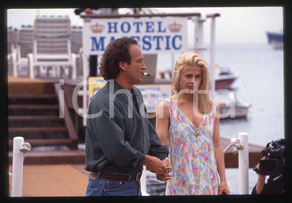 Jim BELUSHI Linda HAMILTON - Festival di CANNES 1994 *35mm vintage slide 8 Diapositiva originale, in formato 35 mm.Per i diritti rivolgersi a ICharta.E' severamente vietata la riproduzione. Tutti i diritti sono riservati.ICharta mette in vendita, sul negozio eBay e in esclusiva sul sito "icharta" il proprio archivio composto da numerose diapositive e negativi fotografici d'epoca, tutti originali e autentici, che attraversano la storia del costume tra la fine degli anni Sessanta e Novanta.Si tratta di uno sguardo inedito sull'attualità, la politica, la vita quotidiana, il gossip e la cultura, che fotografa il cambiamento della nazione in quest'ultimo scorcio del XX secolo. Un'occasione unica per il mercato del collezionismo, che vede finalmente disponibile un archivio eccezionale per vastità, tematiche e condizioni, in un settore (il negativo fotografico e la diapositiva) di assoluta novità e dalle interessanti prospettive di investimento.  GOOD/buono   originale e autentica 1