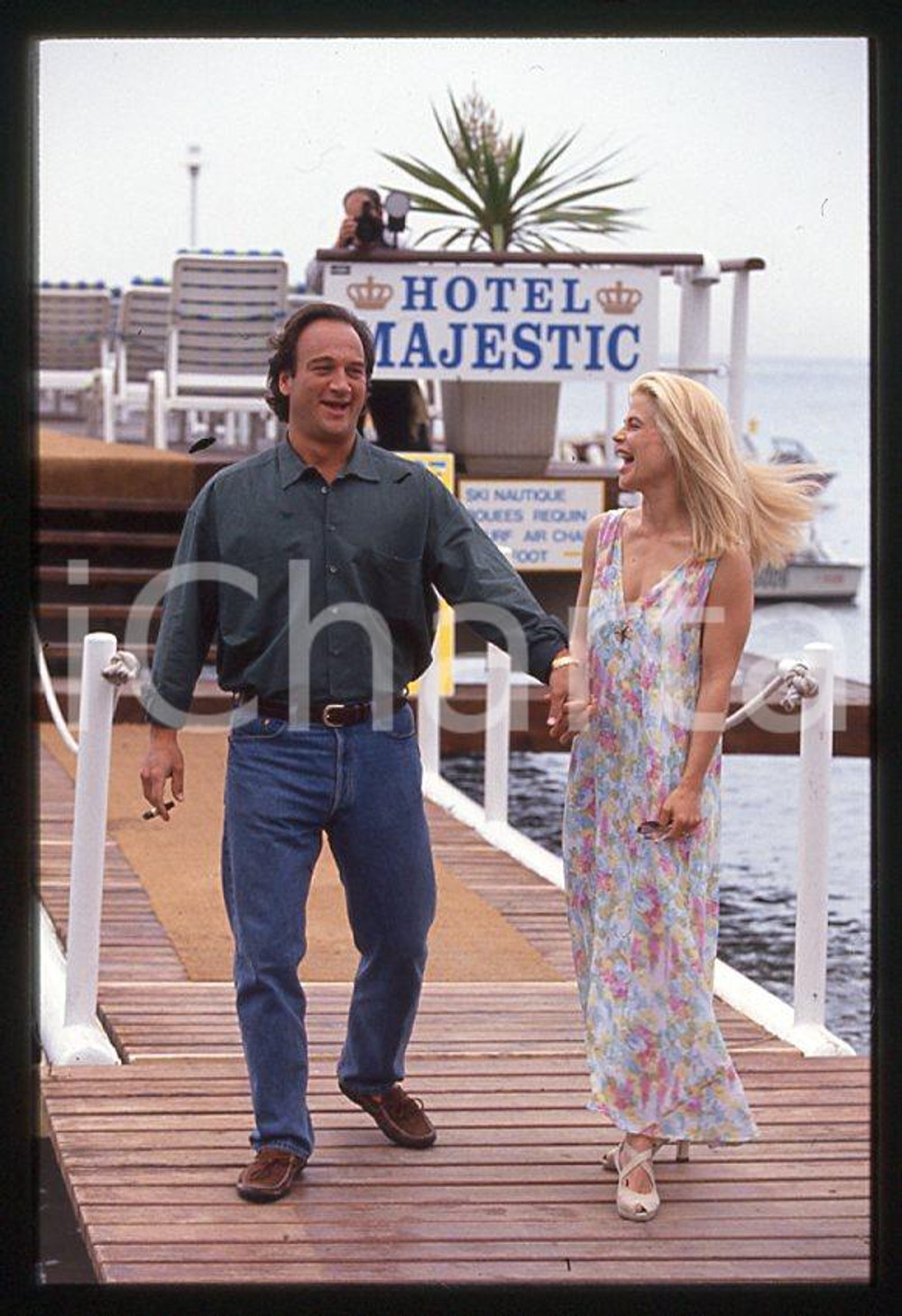 Jim BELUSHI Linda HAMILTON - Festival di CANNES 1994 *35mm vintage slide 7 Diapositiva originale, in formato 35 mm.Per i diritti rivolgersi a ICharta.E' severamente vietata la riproduzione. Tutti i diritti sono riservati.ICharta mette in vendita, sul negozio eBay e in esclusiva sul sito "icharta" il proprio archivio composto da numerose diapositive e negativi fotografici d'epoca, tutti originali e autentici, che attraversano la storia del costume tra la fine degli anni Sessanta e Novanta.Si tratta di uno sguardo inedito sull'attualità, la politica, la vita quotidiana, il gossip e la cultura, che fotografa il cambiamento della nazione in quest'ultimo scorcio del XX secolo. Un'occasione unica per il mercato del collezionismo, che vede finalmente disponibile un archivio eccezionale per vastità, tematiche e condizioni, in un settore (il negativo fotografico e la diapositiva) di assoluta novità e dalle interessanti prospettive di investimento.  GOOD/buono   originale e autentica 1