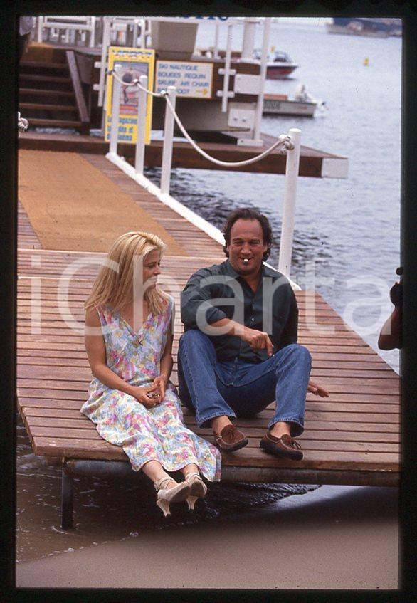 Jim BELUSHI Linda HAMILTON - Festival di CANNES 1994 *35mm vintage slide 12 Diapositiva originale, in formato 35 mm.Per i diritti rivolgersi a ICharta.E' severamente vietata la riproduzione. Tutti i diritti sono riservati.ICharta mette in vendita, sul negozio eBay e in esclusiva sul sito "icharta" il proprio archivio composto da numerose diapositive e negativi fotografici d'epoca, tutti originali e autentici, che attraversano la storia del costume tra la fine degli anni Sessanta e Novanta.Si tratta di uno sguardo inedito sull'attualità, la politica, la vita quotidiana, il gossip e la cultura, che fotografa il cambiamento della nazione in quest'ultimo scorcio del XX secolo. Un'occasione unica per il mercato del collezionismo, che vede finalmente disponibile un archivio eccezionale per vastità, tematiche e condizioni, in un settore (il negativo fotografico e la diapositiva) di assoluta novità e dalle interessanti prospettive di investimento.  GOOD/buono   originale e autentica 1