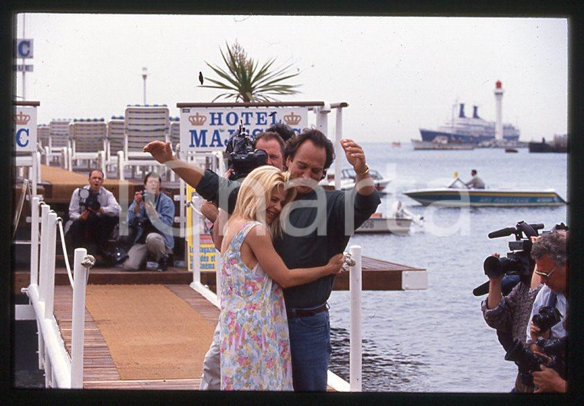 Jim BELUSHI Linda HAMILTON - Festival di CANNES 1994 *35mm vintage slide 11 Diapositiva originale, in formato 35 mm.Per i diritti rivolgersi a ICharta.E' severamente vietata la riproduzione. Tutti i diritti sono riservati.ICharta mette in vendita, sul negozio eBay e in esclusiva sul sito "icharta" il proprio archivio composto da numerose diapositive e negativi fotografici d'epoca, tutti originali e autentici, che attraversano la storia del costume tra la fine degli anni Sessanta e Novanta.Si tratta di uno sguardo inedito sull'attualità, la politica, la vita quotidiana, il gossip e la cultura, che fotografa il cambiamento della nazione in quest'ultimo scorcio del XX secolo. Un'occasione unica per il mercato del collezionismo, che vede finalmente disponibile un archivio eccezionale per vastità, tematiche e condizioni, in un settore (il negativo fotografico e la diapositiva) di assoluta novità e dalle interessanti prospettive di investimento.  GOOD/buono   originale e autentica 1
