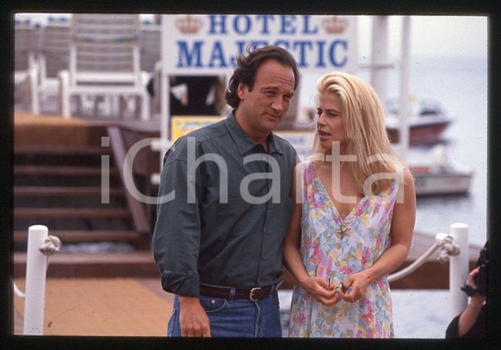 Jim BELUSHI Linda HAMILTON - Festival di CANNES 1994 *35mm vintage slide 10 Diapositiva originale, in formato 35 mm.Per i diritti rivolgersi a ICharta.E' severamente vietata la riproduzione. Tutti i diritti sono riservati.ICharta mette in vendita, sul negozio eBay e in esclusiva sul sito "icharta" il proprio archivio composto da numerose diapositive e negativi fotografici d'epoca, tutti originali e autentici, che attraversano la storia del costume tra la fine degli anni Sessanta e Novanta.Si tratta di uno sguardo inedito sull'attualità, la politica, la vita quotidiana, il gossip e la cultura, che fotografa il cambiamento della nazione in quest'ultimo scorcio del XX secolo. Un'occasione unica per il mercato del collezionismo, che vede finalmente disponibile un archivio eccezionale per vastità, tematiche e condizioni, in un settore (il negativo fotografico e la diapositiva) di assoluta novità e dalle interessanti prospettive di investimento.  GOOD/buono   originale e autentica 1