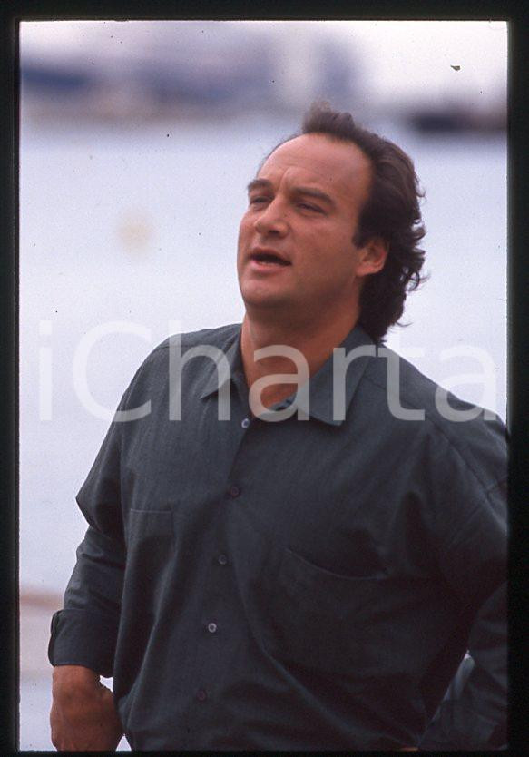 Jim BELUSHI - Festival di CANNES 1994 - Croisette *35mm vintage slide 2 Diapositiva originale, in formato 35 mm.Per i diritti rivolgersi a ICharta.E' severamente vietata la riproduzione. Tutti i diritti sono riservati.ICharta mette in vendita, sul negozio eBay e in esclusiva sul sito "icharta" il proprio archivio composto da numerose diapositive e negativi fotografici d'epoca, tutti originali e autentici, che attraversano la storia del costume tra la fine degli anni Sessanta e Novanta.Si tratta di uno sguardo inedito sull'attualità, la politica, la vita quotidiana, il gossip e la cultura, che fotografa il cambiamento della nazione in quest'ultimo scorcio del XX secolo. Un'occasione unica per il mercato del collezionismo, che vede finalmente disponibile un archivio eccezionale per vastità, tematiche e condizioni, in un settore (il negativo fotografico e la diapositiva) di assoluta novità e dalle interessanti prospettive di investimento.  GOOD/buono   originale e autentica 1