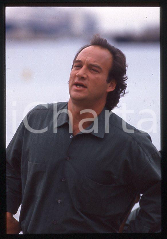Jim BELUSHI - Festival di CANNES 1994 - Croisette *35mm vintage slide 5 Diapositiva originale, in formato 35 mm.Per i diritti rivolgersi a ICharta.E' severamente vietata la riproduzione. Tutti i diritti sono riservati.ICharta mette in vendita, sul negozio eBay e in esclusiva sul sito "icharta" il proprio archivio composto da numerose diapositive e negativi fotografici d'epoca, tutti originali e autentici, che attraversano la storia del costume tra la fine degli anni Sessanta e Novanta.Si tratta di uno sguardo inedito sull'attualità, la politica, la vita quotidiana, il gossip e la cultura, che fotografa il cambiamento della nazione in quest'ultimo scorcio del XX secolo. Un'occasione unica per il mercato del collezionismo, che vede finalmente disponibile un archivio eccezionale per vastità, tematiche e condizioni, in un settore (il negativo fotografico e la diapositiva) di assoluta novità e dalle interessanti prospettive di investimento.  GOOD/buono   originale e autentica 1