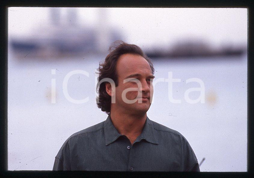 Jim BELUSHI - Festival di CANNES 1994 - Croisette *35mm vintage slide 3 Diapositiva originale, in formato 35 mm.Per i diritti rivolgersi a ICharta.E' severamente vietata la riproduzione. Tutti i diritti sono riservati.ICharta mette in vendita, sul negozio eBay e in esclusiva sul sito "icharta" il proprio archivio composto da numerose diapositive e negativi fotografici d'epoca, tutti originali e autentici, che attraversano la storia del costume tra la fine degli anni Sessanta e Novanta.Si tratta di uno sguardo inedito sull'attualità, la politica, la vita quotidiana, il gossip e la cultura, che fotografa il cambiamento della nazione in quest'ultimo scorcio del XX secolo. Un'occasione unica per il mercato del collezionismo, che vede finalmente disponibile un archivio eccezionale per vastità, tematiche e condizioni, in un settore (il negativo fotografico e la diapositiva) di assoluta novità e dalle interessanti prospettive di investimento.  GOOD/buono   originale e autentica 1