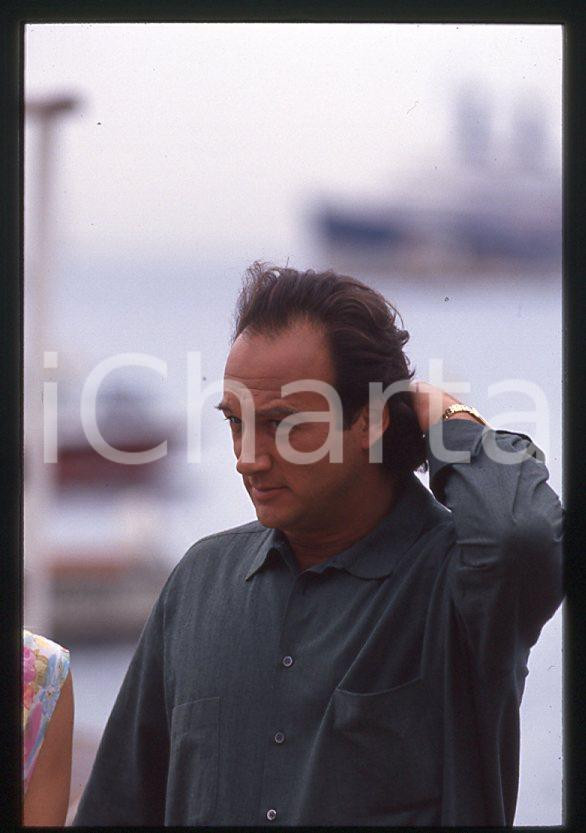 Jim BELUSHI - Festival di CANNES 1994 - Croisette *35mm vintage slide 8 Diapositiva originale, in formato 35 mm.Per i diritti rivolgersi a ICharta.E' severamente vietata la riproduzione. Tutti i diritti sono riservati.ICharta mette in vendita, sul negozio eBay e in esclusiva sul sito "icharta" il proprio archivio composto da numerose diapositive e negativi fotografici d'epoca, tutti originali e autentici, che attraversano la storia del costume tra la fine degli anni Sessanta e Novanta.Si tratta di uno sguardo inedito sull'attualità, la politica, la vita quotidiana, il gossip e la cultura, che fotografa il cambiamento della nazione in quest'ultimo scorcio del XX secolo. Un'occasione unica per il mercato del collezionismo, che vede finalmente disponibile un archivio eccezionale per vastità, tematiche e condizioni, in un settore (il negativo fotografico e la diapositiva) di assoluta novità e dalle interessanti prospettive di investimento.  GOOD/buono   originale e autentica 1