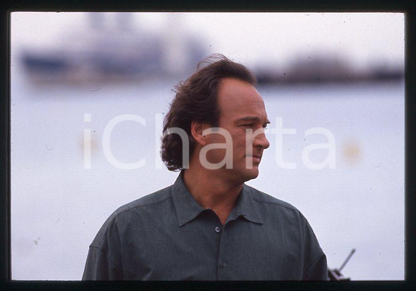 Jim BELUSHI - Festival di CANNES 1994 - Croisette *35mm vintage slide 7 Diapositiva originale, in formato 35 mm.Per i diritti rivolgersi a ICharta.E' severamente vietata la riproduzione. Tutti i diritti sono riservati.ICharta mette in vendita, sul negozio eBay e in esclusiva sul sito "icharta" il proprio archivio composto da numerose diapositive e negativi fotografici d'epoca, tutti originali e autentici, che attraversano la storia del costume tra la fine degli anni Sessanta e Novanta.Si tratta di uno sguardo inedito sull'attualità, la politica, la vita quotidiana, il gossip e la cultura, che fotografa il cambiamento della nazione in quest'ultimo scorcio del XX secolo. Un'occasione unica per il mercato del collezionismo, che vede finalmente disponibile un archivio eccezionale per vastità, tematiche e condizioni, in un settore (il negativo fotografico e la diapositiva) di assoluta novità e dalle interessanti prospettive di investimento.  GOOD/buono   originale e autentica 1