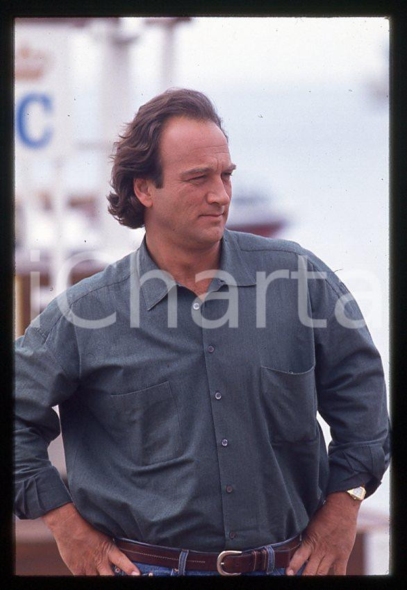 Jim BELUSHI - Festival di CANNES 1994 - Croisette *35mm vintage slide 6 Diapositiva originale, in formato 35 mm.Per i diritti rivolgersi a ICharta.E' severamente vietata la riproduzione. Tutti i diritti sono riservati.ICharta mette in vendita, sul negozio eBay e in esclusiva sul sito "icharta" il proprio archivio composto da numerose diapositive e negativi fotografici d'epoca, tutti originali e autentici, che attraversano la storia del costume tra la fine degli anni Sessanta e Novanta.Si tratta di uno sguardo inedito sull'attualità, la politica, la vita quotidiana, il gossip e la cultura, che fotografa il cambiamento della nazione in quest'ultimo scorcio del XX secolo. Un'occasione unica per il mercato del collezionismo, che vede finalmente disponibile un archivio eccezionale per vastità, tematiche e condizioni, in un settore (il negativo fotografico e la diapositiva) di assoluta novità e dalle interessanti prospettive di investimento.  GOOD/buono   originale e autentica 1