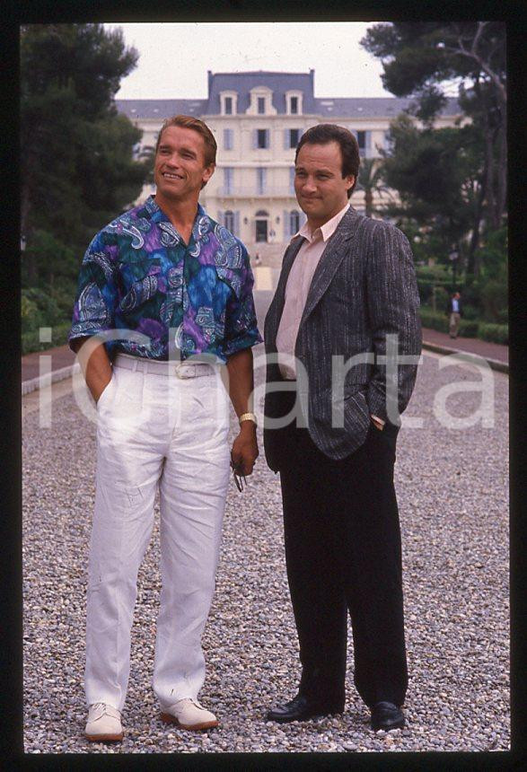 Arnold SCHWARZENEGGER Jim BELUSHI - CANNES Festival 1988 *35mm vintage slide 1 Diapositiva originale, in formato 35 mm.Per i diritti rivolgersi a ICharta.E' severamente vietata la riproduzione. Tutti i diritti sono riservati.ICharta mette in vendita, sul negozio eBay e in esclusiva sul sito "icharta" il proprio archivio composto da numerose diapositive e negativi fotografici d'epoca, tutti originali e autentici, che attraversano la storia del costume tra la fine degli anni Sessanta e Novanta.Si tratta di uno sguardo inedito sull'attualità, la politica, la vita quotidiana, il gossip e la cultura, che fotografa il cambiamento della nazione in quest'ultimo scorcio del XX secolo. Un'occasione unica per il mercato del collezionismo, che vede finalmente disponibile un archivio eccezionale per vastità, tematiche e condizioni, in un settore (il negativo fotografico e la diapositiva) di assoluta novità e dalle interessanti prospettive di investimento.  GOOD/buono   originale e autentica 1