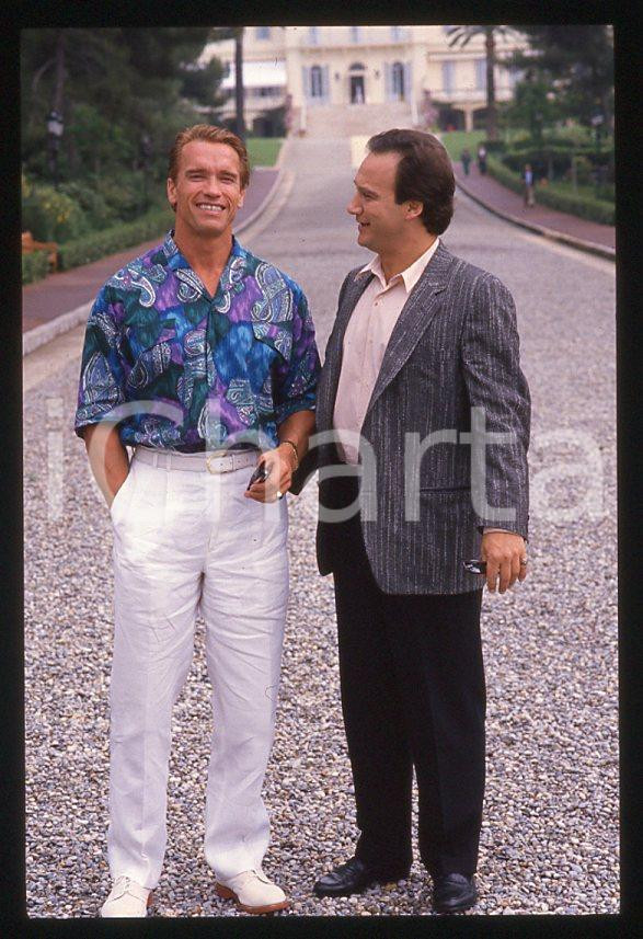 Arnold SCHWARZENEGGER Jim BELUSHI - CANNES Festival 1988 *35mm vintage slide 3 Diapositiva originale, in formato 35 mm.Per i diritti rivolgersi a ICharta.E' severamente vietata la riproduzione. Tutti i diritti sono riservati.ICharta mette in vendita, sul negozio eBay e in esclusiva sul sito "icharta" il proprio archivio composto da numerose diapositive e negativi fotografici d'epoca, tutti originali e autentici, che attraversano la storia del costume tra la fine degli anni Sessanta e Novanta.Si tratta di uno sguardo inedito sull'attualità, la politica, la vita quotidiana, il gossip e la cultura, che fotografa il cambiamento della nazione in quest'ultimo scorcio del XX secolo. Un'occasione unica per il mercato del collezionismo, che vede finalmente disponibile un archivio eccezionale per vastità, tematiche e condizioni, in un settore (il negativo fotografico e la diapositiva) di assoluta novità e dalle interessanti prospettive di investimento.  GOOD/buono   originale e autentica 1