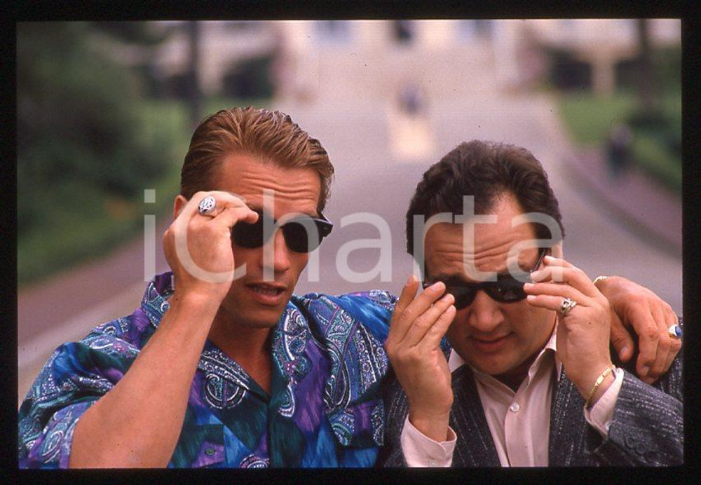 Arnold SCHWARZENEGGER Jim BELUSHI - CANNES Festival 1988 *35mm vintage slide 5 Diapositiva originale, in formato 35 mm.Per i diritti rivolgersi a ICharta.E' severamente vietata la riproduzione. Tutti i diritti sono riservati.ICharta mette in vendita, sul negozio eBay e in esclusiva sul sito "icharta" il proprio archivio composto da numerose diapositive e negativi fotografici d'epoca, tutti originali e autentici, che attraversano la storia del costume tra la fine degli anni Sessanta e Novanta.Si tratta di uno sguardo inedito sull'attualità, la politica, la vita quotidiana, il gossip e la cultura, che fotografa il cambiamento della nazione in quest'ultimo scorcio del XX secolo. Un'occasione unica per il mercato del collezionismo, che vede finalmente disponibile un archivio eccezionale per vastità, tematiche e condizioni, in un settore (il negativo fotografico e la diapositiva) di assoluta novità e dalle interessanti prospettive di investimento.  GOOD/buono   originale e autentica 1
