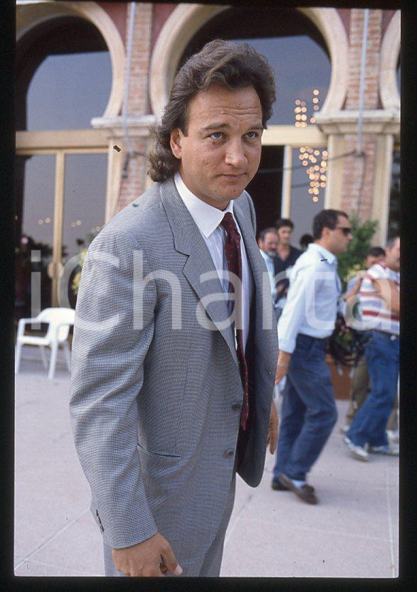 Jim BELUSHI - Lido di VENEZIA Mostra del Cinema 1986 *35mm vintage slide 2 Diapositiva originale, in formato 35 mm.Per i diritti rivolgersi a ICharta.E' severamente vietata la riproduzione. Tutti i diritti sono riservati.ICharta mette in vendita, sul negozio eBay e in esclusiva sul sito "icharta" il proprio archivio composto da numerose diapositive e negativi fotografici d'epoca, tutti originali e autentici, che attraversano la storia del costume tra la fine degli anni Sessanta e Novanta.Si tratta di uno sguardo inedito sull'attualità, la politica, la vita quotidiana, il gossip e la cultura, che fotografa il cambiamento della nazione in quest'ultimo scorcio del XX secolo. Un'occasione unica per il mercato del collezionismo, che vede finalmente disponibile un archivio eccezionale per vastità, tematiche e condizioni, in un settore (il negativo fotografico e la diapositiva) di assoluta novità e dalle interessanti prospettive di investimento.  GOOD/buono   originale e autentica 1