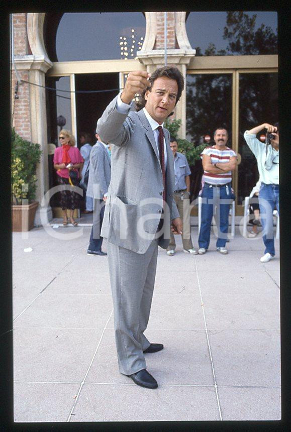 Jim BELUSHI - Lido di VENEZIA Mostra del Cinema 1986 *35mm vintage slide 1 Diapositiva originale, in formato 35 mm.Per i diritti rivolgersi a ICharta.E' severamente vietata la riproduzione. Tutti i diritti sono riservati.ICharta mette in vendita, sul negozio eBay e in esclusiva sul sito "icharta" il proprio archivio composto da numerose diapositive e negativi fotografici d'epoca, tutti originali e autentici, che attraversano la storia del costume tra la fine degli anni Sessanta e Novanta.Si tratta di uno sguardo inedito sull'attualità, la politica, la vita quotidiana, il gossip e la cultura, che fotografa il cambiamento della nazione in quest'ultimo scorcio del XX secolo. Un'occasione unica per il mercato del collezionismo, che vede finalmente disponibile un archivio eccezionale per vastità, tematiche e condizioni, in un settore (il negativo fotografico e la diapositiva) di assoluta novità e dalle interessanti prospettive di investimento.  GOOD/buono   originale e autentica 1