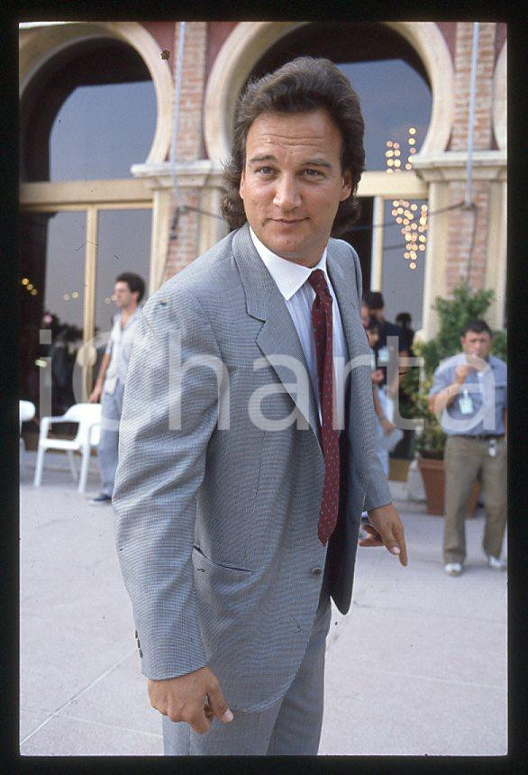Jim BELUSHI - Lido di VENEZIA Mostra del Cinema 1986 *35mm vintage slide 9 Diapositiva originale, in formato 35 mm.Per i diritti rivolgersi a ICharta.E' severamente vietata la riproduzione. Tutti i diritti sono riservati.ICharta mette in vendita, sul negozio eBay e in esclusiva sul sito "icharta" il proprio archivio composto da numerose diapositive e negativi fotografici d'epoca, tutti originali e autentici, che attraversano la storia del costume tra la fine degli anni Sessanta e Novanta.Si tratta di uno sguardo inedito sull'attualità, la politica, la vita quotidiana, il gossip e la cultura, che fotografa il cambiamento della nazione in quest'ultimo scorcio del XX secolo. Un'occasione unica per il mercato del collezionismo, che vede finalmente disponibile un archivio eccezionale per vastità, tematiche e condizioni, in un settore (il negativo fotografico e la diapositiva) di assoluta novità e dalle interessanti prospettive di investimento.  GOOD/buono   originale e autentica 1