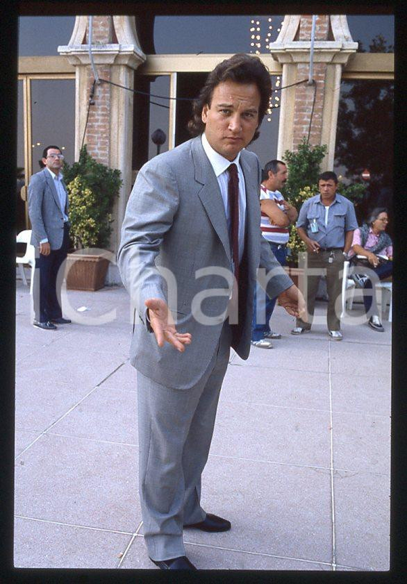 Jim BELUSHI - Lido di VENEZIA Mostra del Cinema 1986 *35mm vintage slide 7 Diapositiva originale, in formato 35 mm.Per i diritti rivolgersi a ICharta.E' severamente vietata la riproduzione. Tutti i diritti sono riservati.ICharta mette in vendita, sul negozio eBay e in esclusiva sul sito "icharta" il proprio archivio composto da numerose diapositive e negativi fotografici d'epoca, tutti originali e autentici, che attraversano la storia del costume tra la fine degli anni Sessanta e Novanta.Si tratta di uno sguardo inedito sull'attualità, la politica, la vita quotidiana, il gossip e la cultura, che fotografa il cambiamento della nazione in quest'ultimo scorcio del XX secolo. Un'occasione unica per il mercato del collezionismo, che vede finalmente disponibile un archivio eccezionale per vastità, tematiche e condizioni, in un settore (il negativo fotografico e la diapositiva) di assoluta novità e dalle interessanti prospettive di investimento.  GOOD/buono   originale e autentica 1