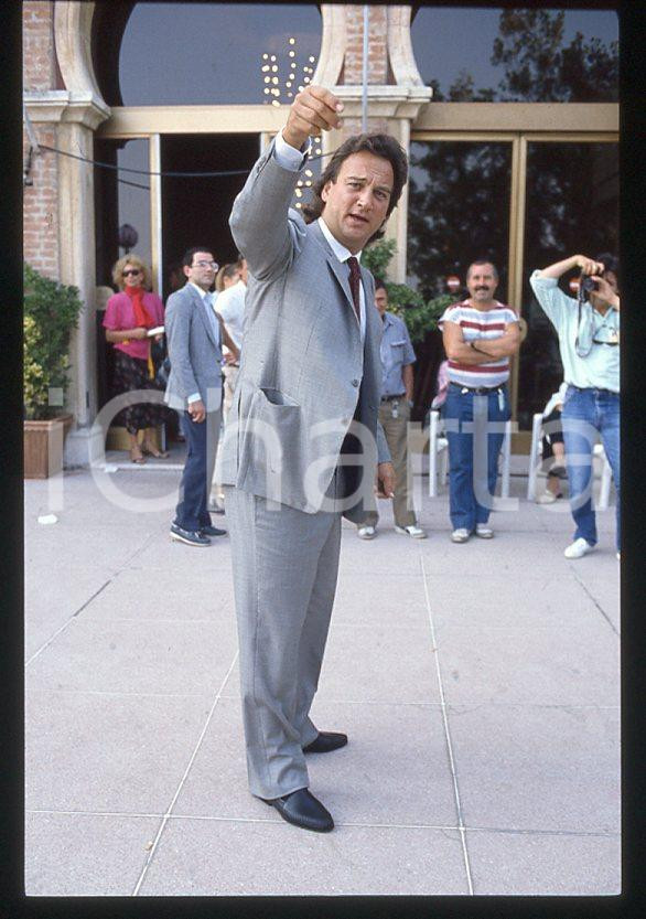 Jim BELUSHI - Lido di VENEZIA Mostra del Cinema 1986 *35mm vintage slide 6 Diapositiva originale, in formato 35 mm.Per i diritti rivolgersi a ICharta.E' severamente vietata la riproduzione. Tutti i diritti sono riservati.ICharta mette in vendita, sul negozio eBay e in esclusiva sul sito "icharta" il proprio archivio composto da numerose diapositive e negativi fotografici d'epoca, tutti originali e autentici, che attraversano la storia del costume tra la fine degli anni Sessanta e Novanta.Si tratta di uno sguardo inedito sull'attualità, la politica, la vita quotidiana, il gossip e la cultura, che fotografa il cambiamento della nazione in quest'ultimo scorcio del XX secolo. Un'occasione unica per il mercato del collezionismo, che vede finalmente disponibile un archivio eccezionale per vastità, tematiche e condizioni, in un settore (il negativo fotografico e la diapositiva) di assoluta novità e dalle interessanti prospettive di investimento.  GOOD/buono   originale e autentica 1