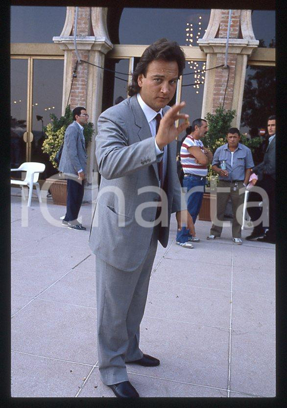 Jim BELUSHI - Lido di VENEZIA Mostra del Cinema 1986 *35mm vintage slide 10 Diapositiva originale, in formato 35 mm.Per i diritti rivolgersi a ICharta.E' severamente vietata la riproduzione. Tutti i diritti sono riservati.ICharta mette in vendita, sul negozio eBay e in esclusiva sul sito "icharta" il proprio archivio composto da numerose diapositive e negativi fotografici d'epoca, tutti originali e autentici, che attraversano la storia del costume tra la fine degli anni Sessanta e Novanta.Si tratta di uno sguardo inedito sull'attualità, la politica, la vita quotidiana, il gossip e la cultura, che fotografa il cambiamento della nazione in quest'ultimo scorcio del XX secolo. Un'occasione unica per il mercato del collezionismo, che vede finalmente disponibile un archivio eccezionale per vastità, tematiche e condizioni, in un settore (il negativo fotografico e la diapositiva) di assoluta novità e dalle interessanti prospettive di investimento.  GOOD/buono   originale e autentica 1