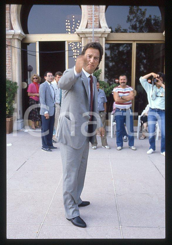 Jim BELUSHI - Lido di VENEZIA Mostra del Cinema 1986 *35mm vintage slide 8 Diapositiva originale, in formato 35 mm.Per i diritti rivolgersi a ICharta.E' severamente vietata la riproduzione. Tutti i diritti sono riservati.ICharta mette in vendita, sul negozio eBay e in esclusiva sul sito "icharta" il proprio archivio composto da numerose diapositive e negativi fotografici d'epoca, tutti originali e autentici, che attraversano la storia del costume tra la fine degli anni Sessanta e Novanta.Si tratta di uno sguardo inedito sull'attualità, la politica, la vita quotidiana, il gossip e la cultura, che fotografa il cambiamento della nazione in quest'ultimo scorcio del XX secolo. Un'occasione unica per il mercato del collezionismo, che vede finalmente disponibile un archivio eccezionale per vastità, tematiche e condizioni, in un settore (il negativo fotografico e la diapositiva) di assoluta novità e dalle interessanti prospettive di investimento.  GOOD/buono   originale e autentica 1