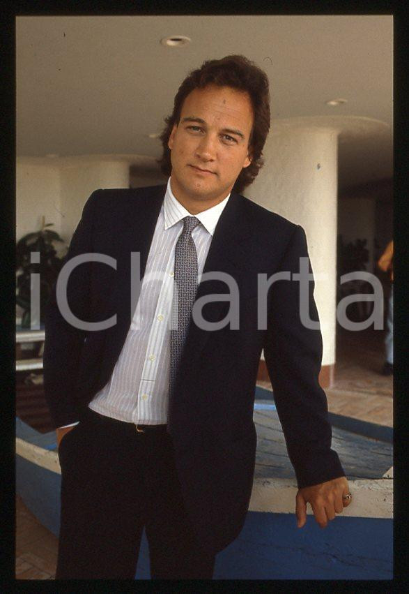 Jim BELUSHI - VENEZIA Mostra del Cinema 1986 *35mm vintage slide 2 Diapositiva originale, in formato 35 mm.Per i diritti rivolgersi a ICharta.E' severamente vietata la riproduzione. Tutti i diritti sono riservati.ICharta mette in vendita, sul negozio eBay e in esclusiva sul sito "icharta" il proprio archivio composto da numerose diapositive e negativi fotografici d'epoca, tutti originali e autentici, che attraversano la storia del costume tra la fine degli anni Sessanta e Novanta.Si tratta di uno sguardo inedito sull'attualità, la politica, la vita quotidiana, il gossip e la cultura, che fotografa il cambiamento della nazione in quest'ultimo scorcio del XX secolo. Un'occasione unica per il mercato del collezionismo, che vede finalmente disponibile un archivio eccezionale per vastità, tematiche e condizioni, in un settore (il negativo fotografico e la diapositiva) di assoluta novità e dalle interessanti prospettive di investimento.  GOOD/buono   originale e autentica 1