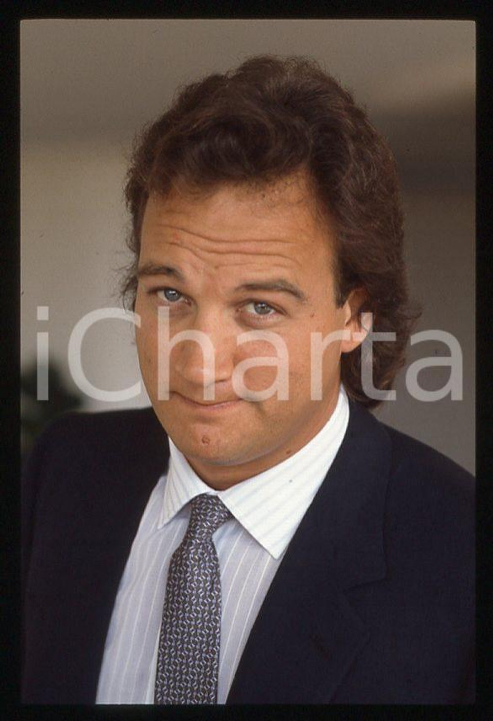 Jim BELUSHI - VENEZIA Mostra del Cinema 1986 *35mm vintage slide 3 Diapositiva originale, in formato 35 mm.Per i diritti rivolgersi a ICharta.E' severamente vietata la riproduzione. Tutti i diritti sono riservati.ICharta mette in vendita, sul negozio eBay e in esclusiva sul sito "icharta" il proprio archivio composto da numerose diapositive e negativi fotografici d'epoca, tutti originali e autentici, che attraversano la storia del costume tra la fine degli anni Sessanta e Novanta.Si tratta di uno sguardo inedito sull'attualità, la politica, la vita quotidiana, il gossip e la cultura, che fotografa il cambiamento della nazione in quest'ultimo scorcio del XX secolo. Un'occasione unica per il mercato del collezionismo, che vede finalmente disponibile un archivio eccezionale per vastità, tematiche e condizioni, in un settore (il negativo fotografico e la diapositiva) di assoluta novità e dalle interessanti prospettive di investimento.  GOOD/buono   originale e autentica 1