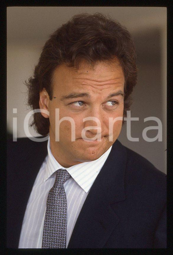 Jim BELUSHI - VENEZIA Mostra del Cinema 1986 *35mm vintage slide 7 Diapositiva originale, in formato 35 mm.Per i diritti rivolgersi a ICharta.E' severamente vietata la riproduzione. Tutti i diritti sono riservati.ICharta mette in vendita, sul negozio eBay e in esclusiva sul sito "icharta" il proprio archivio composto da numerose diapositive e negativi fotografici d'epoca, tutti originali e autentici, che attraversano la storia del costume tra la fine degli anni Sessanta e Novanta.Si tratta di uno sguardo inedito sull'attualità, la politica, la vita quotidiana, il gossip e la cultura, che fotografa il cambiamento della nazione in quest'ultimo scorcio del XX secolo. Un'occasione unica per il mercato del collezionismo, che vede finalmente disponibile un archivio eccezionale per vastità, tematiche e condizioni, in un settore (il negativo fotografico e la diapositiva) di assoluta novità e dalle interessanti prospettive di investimento.  GOOD/buono   originale e autentica 1