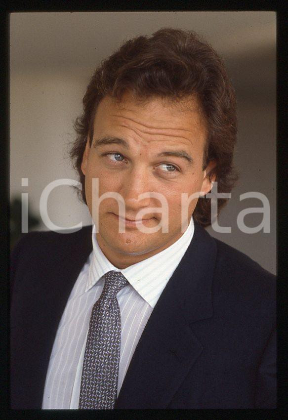 Jim BELUSHI - VENEZIA Mostra del Cinema 1986 *35mm vintage slide 10 Diapositiva originale, in formato 35 mm.Per i diritti rivolgersi a ICharta.E' severamente vietata la riproduzione. Tutti i diritti sono riservati.ICharta mette in vendita, sul negozio eBay e in esclusiva sul sito "icharta" il proprio archivio composto da numerose diapositive e negativi fotografici d'epoca, tutti originali e autentici, che attraversano la storia del costume tra la fine degli anni Sessanta e Novanta.Si tratta di uno sguardo inedito sull'attualità, la politica, la vita quotidiana, il gossip e la cultura, che fotografa il cambiamento della nazione in quest'ultimo scorcio del XX secolo. Un'occasione unica per il mercato del collezionismo, che vede finalmente disponibile un archivio eccezionale per vastità, tematiche e condizioni, in un settore (il negativo fotografico e la diapositiva) di assoluta novità e dalle interessanti prospettive di investimento.  GOOD/buono   originale e autentica 1
