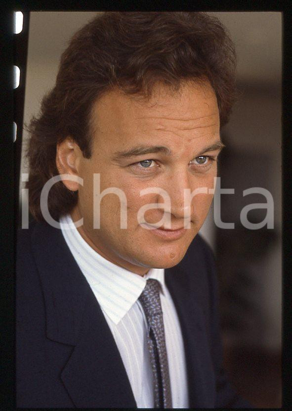 Jim BELUSHI - VENEZIA Mostra del Cinema 1986 *35mm vintage slide 9 Diapositiva originale, in formato 35 mm.Per i diritti rivolgersi a ICharta.E' severamente vietata la riproduzione. Tutti i diritti sono riservati.ICharta mette in vendita, sul negozio eBay e in esclusiva sul sito "icharta" il proprio archivio composto da numerose diapositive e negativi fotografici d'epoca, tutti originali e autentici, che attraversano la storia del costume tra la fine degli anni Sessanta e Novanta.Si tratta di uno sguardo inedito sull'attualità, la politica, la vita quotidiana, il gossip e la cultura, che fotografa il cambiamento della nazione in quest'ultimo scorcio del XX secolo. Un'occasione unica per il mercato del collezionismo, che vede finalmente disponibile un archivio eccezionale per vastità, tematiche e condizioni, in un settore (il negativo fotografico e la diapositiva) di assoluta novità e dalle interessanti prospettive di investimento.  GOOD/buono   originale e autentica 1