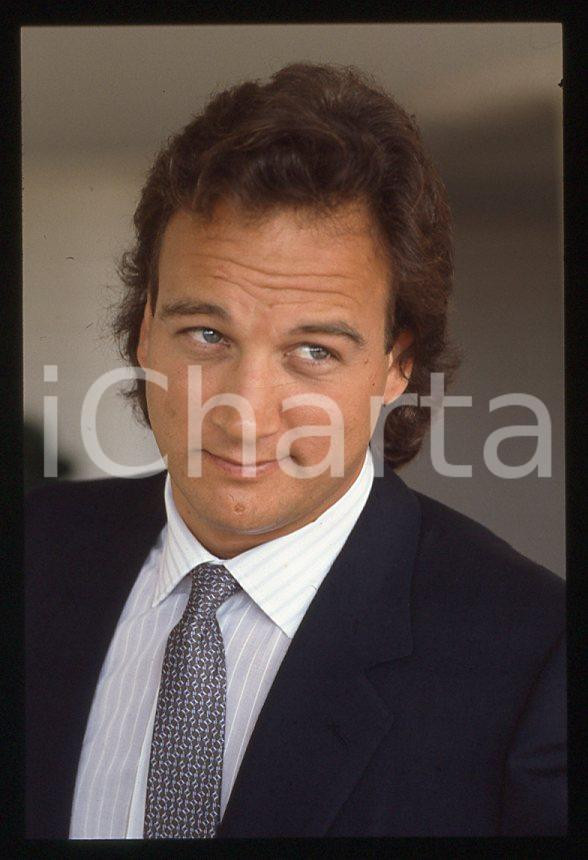 Jim BELUSHI - VENEZIA Mostra del Cinema 1986 *35mm vintage slide 8 Diapositiva originale, in formato 35 mm.Per i diritti rivolgersi a ICharta.E' severamente vietata la riproduzione. Tutti i diritti sono riservati.ICharta mette in vendita, sul negozio eBay e in esclusiva sul sito "icharta" il proprio archivio composto da numerose diapositive e negativi fotografici d'epoca, tutti originali e autentici, che attraversano la storia del costume tra la fine degli anni Sessanta e Novanta.Si tratta di uno sguardo inedito sull'attualità, la politica, la vita quotidiana, il gossip e la cultura, che fotografa il cambiamento della nazione in quest'ultimo scorcio del XX secolo. Un'occasione unica per il mercato del collezionismo, che vede finalmente disponibile un archivio eccezionale per vastità, tematiche e condizioni, in un settore (il negativo fotografico e la diapositiva) di assoluta novità e dalle interessanti prospettive di investimento.  GOOD/buono   originale e autentica 1