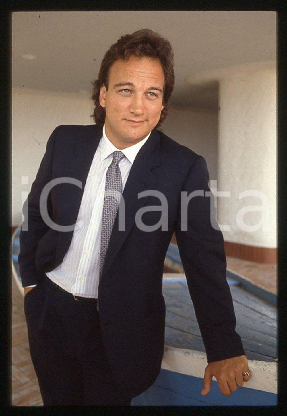 Jim BELUSHI - VENEZIA Mostra del Cinema 1986 *35mm vintage slide 12 Diapositiva originale, in formato 35 mm.Per i diritti rivolgersi a ICharta.E' severamente vietata la riproduzione. Tutti i diritti sono riservati.ICharta mette in vendita, sul negozio eBay e in esclusiva sul sito "icharta" il proprio archivio composto da numerose diapositive e negativi fotografici d'epoca, tutti originali e autentici, che attraversano la storia del costume tra la fine degli anni Sessanta e Novanta.Si tratta di uno sguardo inedito sull'attualità, la politica, la vita quotidiana, il gossip e la cultura, che fotografa il cambiamento della nazione in quest'ultimo scorcio del XX secolo. Un'occasione unica per il mercato del collezionismo, che vede finalmente disponibile un archivio eccezionale per vastità, tematiche e condizioni, in un settore (il negativo fotografico e la diapositiva) di assoluta novità e dalle interessanti prospettive di investimento.  GOOD/buono   originale e autentica 1