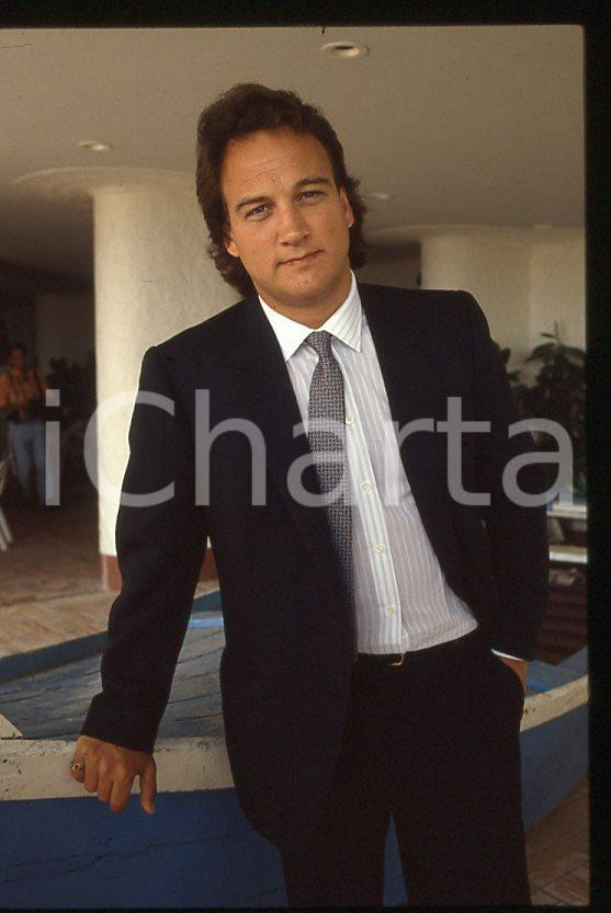 Jim BELUSHI - VENEZIA Mostra del Cinema 1986 *35mm vintage slide 11 Diapositiva originale, in formato 35 mm.Per i diritti rivolgersi a ICharta.E' severamente vietata la riproduzione. Tutti i diritti sono riservati.ICharta mette in vendita, sul negozio eBay e in esclusiva sul sito "icharta" il proprio archivio composto da numerose diapositive e negativi fotografici d'epoca, tutti originali e autentici, che attraversano la storia del costume tra la fine degli anni Sessanta e Novanta.Si tratta di uno sguardo inedito sull'attualità, la politica, la vita quotidiana, il gossip e la cultura, che fotografa il cambiamento della nazione in quest'ultimo scorcio del XX secolo. Un'occasione unica per il mercato del collezionismo, che vede finalmente disponibile un archivio eccezionale per vastità, tematiche e condizioni, in un settore (il negativo fotografico e la diapositiva) di assoluta novità e dalle interessanti prospettive di investimento.  GOOD/buono   originale e autentica 1