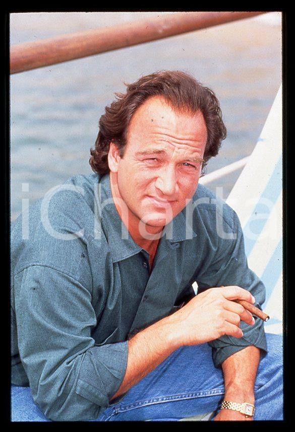 Jim BELUSHI - Festival di CANNES 1994 - Croisette *35mm vintage slide (2) Diapositiva originale, in formato 35 mm.Per i diritti rivolgersi a ICharta.E' severamente vietata la riproduzione. Tutti i diritti sono riservati.ICharta mette in vendita, sul negozio eBay e in esclusiva sul sito "icharta" il proprio archivio composto da numerose diapositive e negativi fotografici d'epoca, tutti originali e autentici, che attraversano la storia del costume tra la fine degli anni Sessanta e Novanta.Si tratta di uno sguardo inedito sull'attualità, la politica, la vita quotidiana, il gossip e la cultura, che fotografa il cambiamento della nazione in quest'ultimo scorcio del XX secolo. Un'occasione unica per il mercato del collezionismo, che vede finalmente disponibile un archivio eccezionale per vastità, tematiche e condizioni, in un settore (il negativo fotografico e la diapositiva) di assoluta novità e dalle interessanti prospettive di investimento.  GOOD/buono   originale e autentica 1