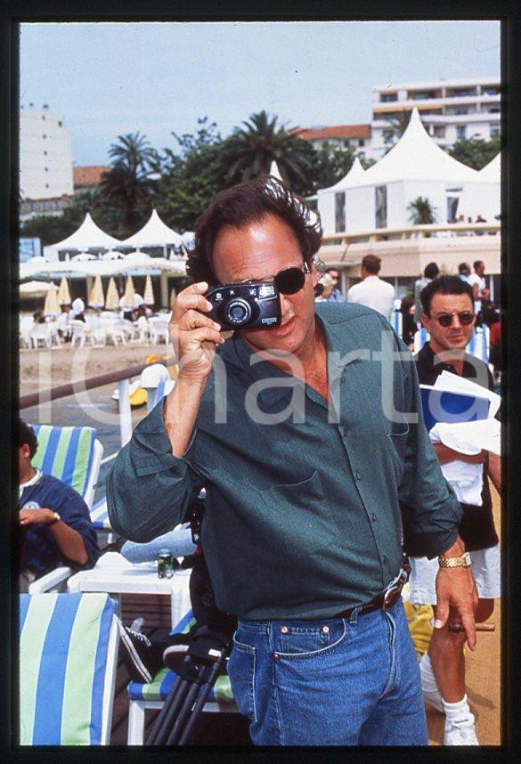 Jim BELUSHI - Festival di CANNES 1994 - Croisette *35mm vintage slide (3) Diapositiva originale, in formato 35 mm.Per i diritti rivolgersi a ICharta.E' severamente vietata la riproduzione. Tutti i diritti sono riservati.ICharta mette in vendita, sul negozio eBay e in esclusiva sul sito "icharta" il proprio archivio composto da numerose diapositive e negativi fotografici d'epoca, tutti originali e autentici, che attraversano la storia del costume tra la fine degli anni Sessanta e Novanta.Si tratta di uno sguardo inedito sull'attualità, la politica, la vita quotidiana, il gossip e la cultura, che fotografa il cambiamento della nazione in quest'ultimo scorcio del XX secolo. Un'occasione unica per il mercato del collezionismo, che vede finalmente disponibile un archivio eccezionale per vastità, tematiche e condizioni, in un settore (il negativo fotografico e la diapositiva) di assoluta novità e dalle interessanti prospettive di investimento.  GOOD/buono   originale e autentica 1