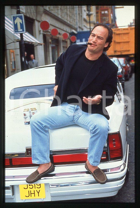 Jim BELUSHI actor - LONDON 1995 - Portrait  *35mm vintage slide (1) Diapositiva originale, in formato 35 mm.Per i diritti rivolgersi a ICharta.E' severamente vietata la riproduzione. Tutti i diritti sono riservati.ICharta mette in vendita, sul negozio eBay e in esclusiva sul sito "icharta" il proprio archivio composto da numerose diapositive e negativi fotografici d'epoca, tutti originali e autentici, che attraversano la storia del costume tra la fine degli anni Sessanta e Novanta.Si tratta di uno sguardo inedito sull'attualità, la politica, la vita quotidiana, il gossip e la cultura, che fotografa il cambiamento della nazione in quest'ultimo scorcio del XX secolo. Un'occasione unica per il mercato del collezionismo, che vede finalmente disponibile un archivio eccezionale per vastità, tematiche e condizioni, in un settore (il negativo fotografico e la diapositiva) di assoluta novità e dalle interessanti prospettive di investimento.  GOOD/buono   originale e autentica 1