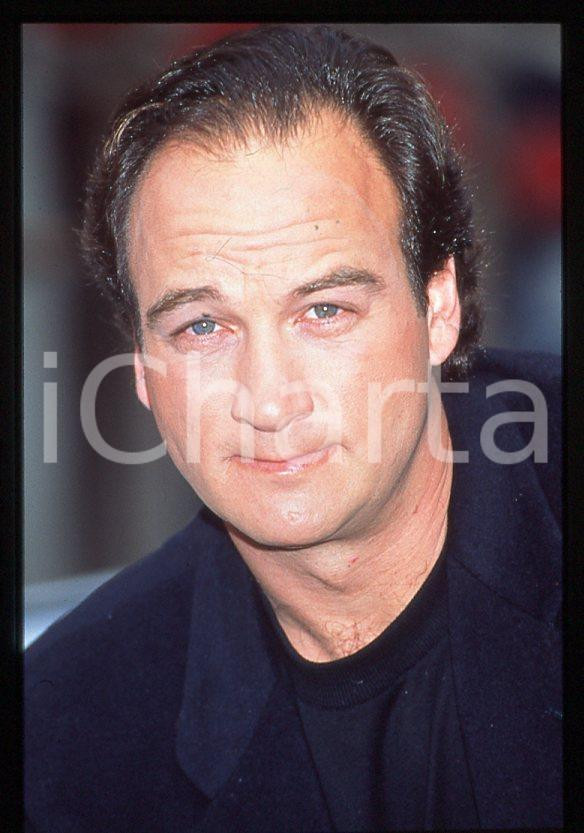 Jim BELUSHI actor - LONDON 1995 - Portrait  *35mm vintage slide (4) Diapositiva originale, in formato 35 mm.Per i diritti rivolgersi a ICharta.E' severamente vietata la riproduzione. Tutti i diritti sono riservati.ICharta mette in vendita, sul negozio eBay e in esclusiva sul sito "icharta" il proprio archivio composto da numerose diapositive e negativi fotografici d'epoca, tutti originali e autentici, che attraversano la storia del costume tra la fine degli anni Sessanta e Novanta.Si tratta di uno sguardo inedito sull'attualità, la politica, la vita quotidiana, il gossip e la cultura, che fotografa il cambiamento della nazione in quest'ultimo scorcio del XX secolo. Un'occasione unica per il mercato del collezionismo, che vede finalmente disponibile un archivio eccezionale per vastità, tematiche e condizioni, in un settore (il negativo fotografico e la diapositiva) di assoluta novità e dalle interessanti prospettive di investimento.  GOOD/buono   originale e autentica 1