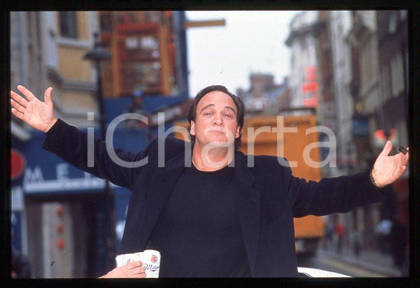 Jim BELUSHI actor - LONDON 1995 - Portrait  *35mm vintage slide (3) Diapositiva originale, in formato 35 mm.Per i diritti rivolgersi a ICharta.E' severamente vietata la riproduzione. Tutti i diritti sono riservati.ICharta mette in vendita, sul negozio eBay e in esclusiva sul sito "icharta" il proprio archivio composto da numerose diapositive e negativi fotografici d'epoca, tutti originali e autentici, che attraversano la storia del costume tra la fine degli anni Sessanta e Novanta.Si tratta di uno sguardo inedito sull'attualità, la politica, la vita quotidiana, il gossip e la cultura, che fotografa il cambiamento della nazione in quest'ultimo scorcio del XX secolo. Un'occasione unica per il mercato del collezionismo, che vede finalmente disponibile un archivio eccezionale per vastità, tematiche e condizioni, in un settore (il negativo fotografico e la diapositiva) di assoluta novità e dalle interessanti prospettive di investimento.  GOOD/buono   originale e autentica 1