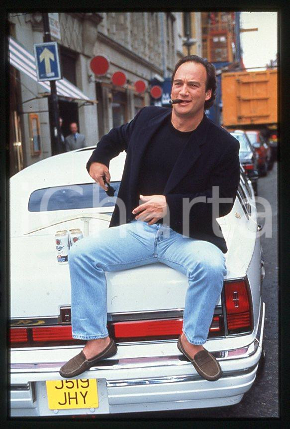 Jim BELUSHI actor - LONDON 1995 - Portrait  *35mm vintage slide (2) Diapositiva originale, in formato 35 mm.Per i diritti rivolgersi a ICharta.E' severamente vietata la riproduzione. Tutti i diritti sono riservati.ICharta mette in vendita, sul negozio eBay e in esclusiva sul sito "icharta" il proprio archivio composto da numerose diapositive e negativi fotografici d'epoca, tutti originali e autentici, che attraversano la storia del costume tra la fine degli anni Sessanta e Novanta.Si tratta di uno sguardo inedito sull'attualità, la politica, la vita quotidiana, il gossip e la cultura, che fotografa il cambiamento della nazione in quest'ultimo scorcio del XX secolo. Un'occasione unica per il mercato del collezionismo, che vede finalmente disponibile un archivio eccezionale per vastità, tematiche e condizioni, in un settore (il negativo fotografico e la diapositiva) di assoluta novità e dalle interessanti prospettive di investimento.  GOOD/buono   originale e autentica 1