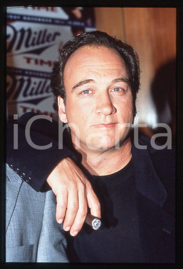 Jim BELUSHI actor - LONDON 1995 - Portrait  *35mm vintage slide (5) Diapositiva originale, in formato 35 mm.Per i diritti rivolgersi a ICharta.E' severamente vietata la riproduzione. Tutti i diritti sono riservati.ICharta mette in vendita, sul negozio eBay e in esclusiva sul sito "icharta" il proprio archivio composto da numerose diapositive e negativi fotografici d'epoca, tutti originali e autentici, che attraversano la storia del costume tra la fine degli anni Sessanta e Novanta.Si tratta di uno sguardo inedito sull'attualità, la politica, la vita quotidiana, il gossip e la cultura, che fotografa il cambiamento della nazione in quest'ultimo scorcio del XX secolo. Un'occasione unica per il mercato del collezionismo, che vede finalmente disponibile un archivio eccezionale per vastità, tematiche e condizioni, in un settore (il negativo fotografico e la diapositiva) di assoluta novità e dalle interessanti prospettive di investimento.  GOOD/buono   originale e autentica 1