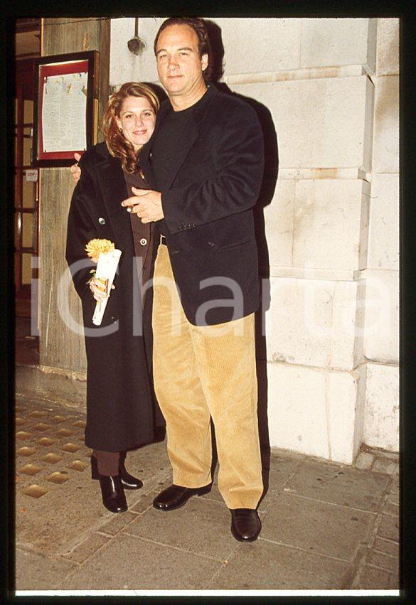 Jim BELUSHI Jennifer SLOAN - 1998 - Portrait  *35mm vintage slide (1) Diapositiva originale, in formato 35 mm.Per i diritti rivolgersi a ICharta.E' severamente vietata la riproduzione. Tutti i diritti sono riservati.ICharta mette in vendita, sul negozio eBay e in esclusiva sul sito "icharta" il proprio archivio composto da numerose diapositive e negativi fotografici d'epoca, tutti originali e autentici, che attraversano la storia del costume tra la fine degli anni Sessanta e Novanta.Si tratta di uno sguardo inedito sull'attualità, la politica, la vita quotidiana, il gossip e la cultura, che fotografa il cambiamento della nazione in quest'ultimo scorcio del XX secolo. Un'occasione unica per il mercato del collezionismo, che vede finalmente disponibile un archivio eccezionale per vastità, tematiche e condizioni, in un settore (il negativo fotografico e la diapositiva) di assoluta novità e dalle interessanti prospettive di investimento.  GOOD/buono   originale e autentica 1