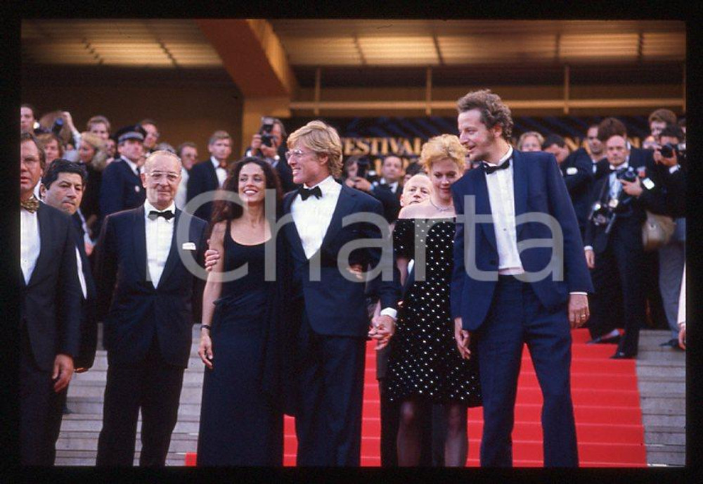 Melanie GRIFFITH Robert REDFORD Sonia BRAGA - CANNES 1988 *35mm vintage slide 3 Diapositiva originale, in formato 35 mm.E' ritratto anche Daniel Stern.Per i diritti rivolgersi a ICharta.E' severamente vietata la riproduzione. Tutti i diritti sono riservati.ICharta mette in vendita, sul negozio eBay e in esclusiva sul sito "icharta" il proprio archivio composto da numerose diapositive e negativi fotografici d'epoca, tutti originali e autentici, che attraversano la storia del costume tra la fine degli anni Sessanta e Novanta.Si tratta di uno sguardo inedito sull'attualità, la politica, la vita quotidiana, il gossip e la cultura, che fotografa il cambiamento della nazione in quest'ultimo scorcio del XX secolo. Un'occasione unica per il mercato del collezionismo, che vede finalmente disponibile un archivio eccezionale per vastità, tematiche e condizioni, in un settore (il negativo fotografico e la diapositiva) di assoluta novità e dalle interessanti prospettive di investimento.  GOOD/buono   originale e autentica 1