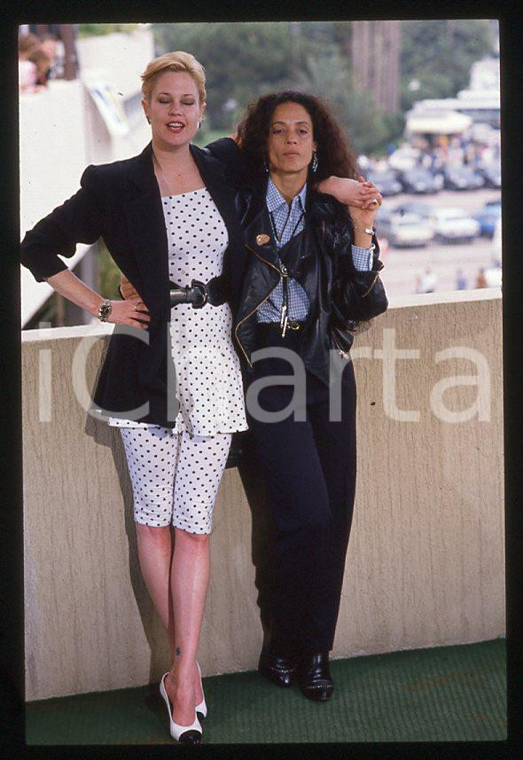 Melanie GRIFFITH Sonia BRAGA - CANNES Festival 1988 *35mm vintage slide 3 Diapositiva originale, in formato 35 mm.Per i diritti rivolgersi a ICharta.E' severamente vietata la riproduzione. Tutti i diritti sono riservati.ICharta mette in vendita, sul negozio eBay e in esclusiva sul sito "icharta" il proprio archivio composto da numerose diapositive e negativi fotografici d'epoca, tutti originali e autentici, che attraversano la storia del costume tra la fine degli anni Sessanta e Novanta.Si tratta di uno sguardo inedito sull'attualità, la politica, la vita quotidiana, il gossip e la cultura, che fotografa il cambiamento della nazione in quest'ultimo scorcio del XX secolo. Un'occasione unica per il mercato del collezionismo, che vede finalmente disponibile un archivio eccezionale per vastità, tematiche e condizioni, in un settore (il negativo fotografico e la diapositiva) di assoluta novità e dalle interessanti prospettive di investimento.  GOOD/buono   originale e autentica 1